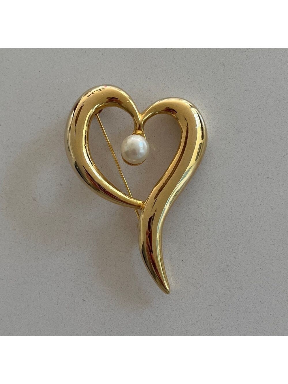 BROOCH Pin Modernist Stylized Heart Faux Pearl Gold Tone Metal Unsigned Romantic